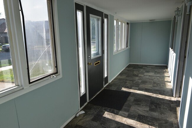 Building Photo - Mishawaka 3 Bedroom Home with Garage!