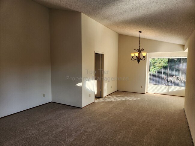 Foto del edificio - Spacious 4 Bed/2 Bath /1,970 square foot h...