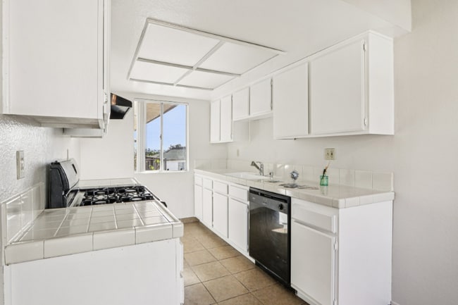 Building Photo - 700 E Cedar Ave