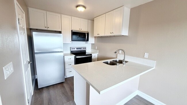Foto del edificio - Bright 2BR Bay Park Townhome with Covered Parking & Canyon View Balcony