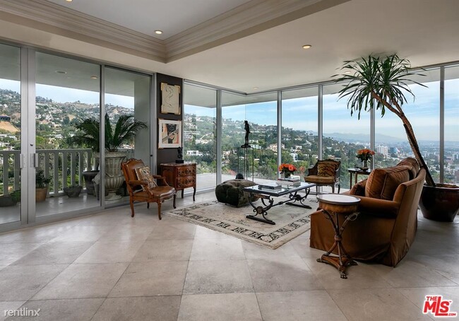 Foto del edificio - 9255 Doheny Rd