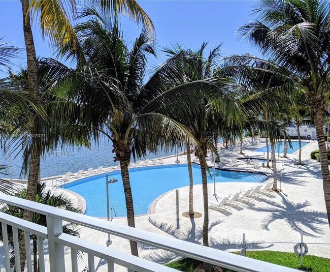 Foto del edificio - 750 NE 64th St