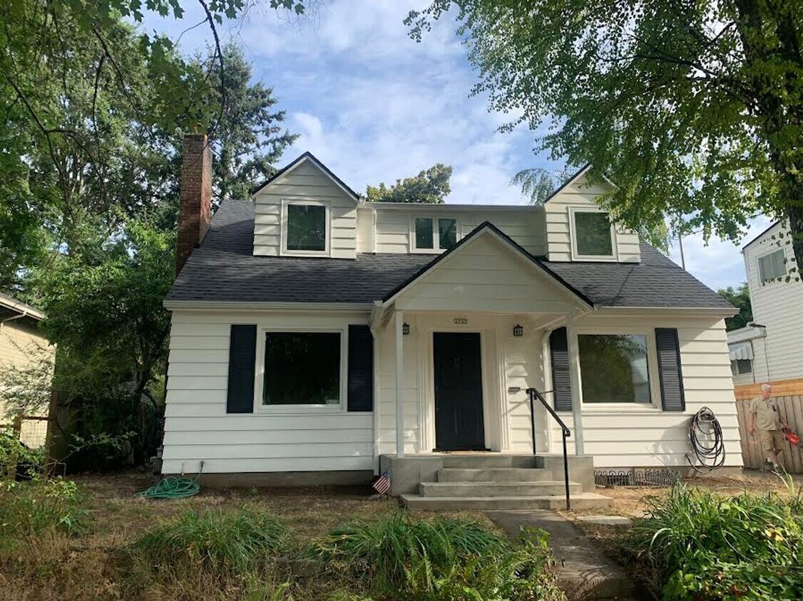 Primary Photo - Impecable Remodel of Historic Eastmoreland...