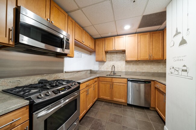 Building Photo - 347 Varick St