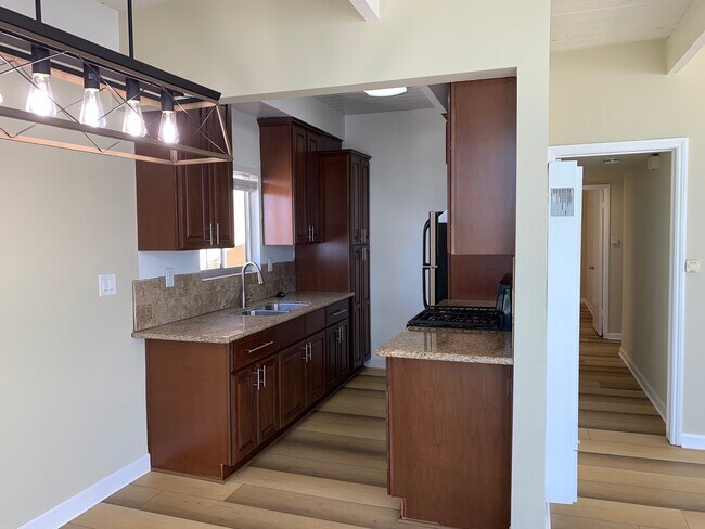 Building Photo - 3208 Highland Ave