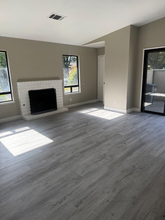 Building Photo - Newly Renovated 2-Bed, 2-Bath Condo at 3559 Guadalupe