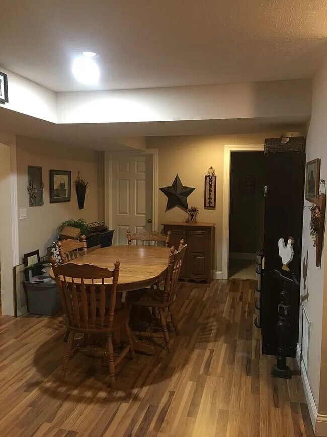 Building Photo - Beautiful 5 Bedroom 3 Bath home Sherman Il...
