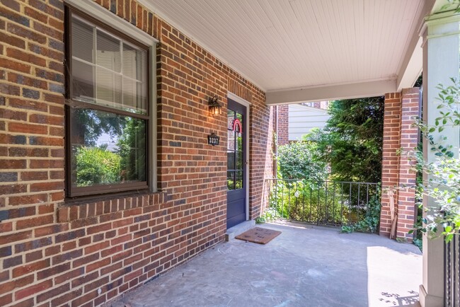 Foto del edificio - 3237 Livingston St NW