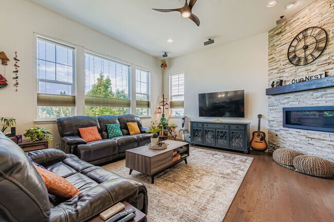 Foto del edificio - GORGEOUS 4 BED/3.5 BATH IN CHARMING ANTHEM...