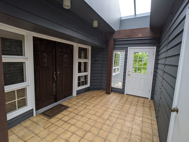 Foto del edificio - 3 bed 3 bath on 4.8 acres w/ beautiful wat...