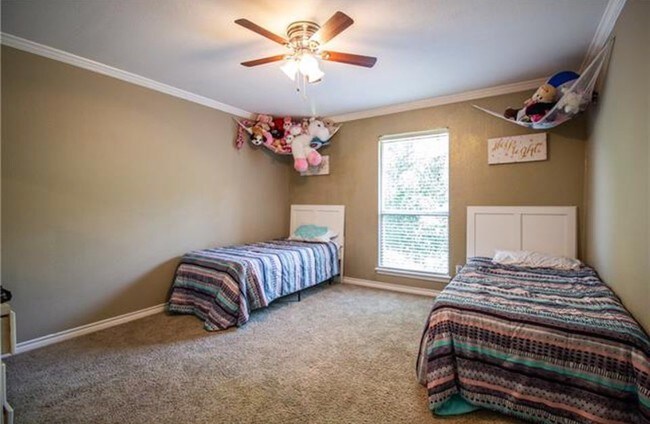 Building Photo - 2025 Buffalo Bend Dr