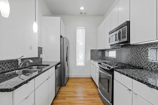 Building Photo - Rooftop Townhome- 2 Bedroom 2.5 Bathroom -...