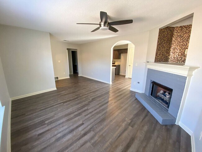 Foto del edificio - 3 bed, 2 bath with granite counters, ss ap...