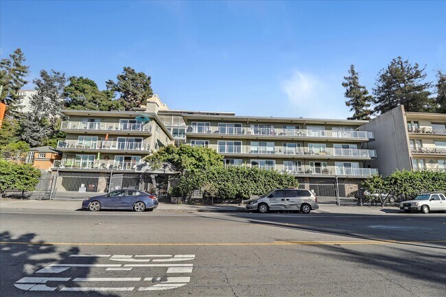 Building Photo - 2316 Lakeshore Ave