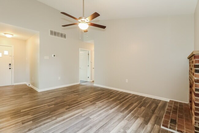 Foto del edificio - 244 Mantua Blvd