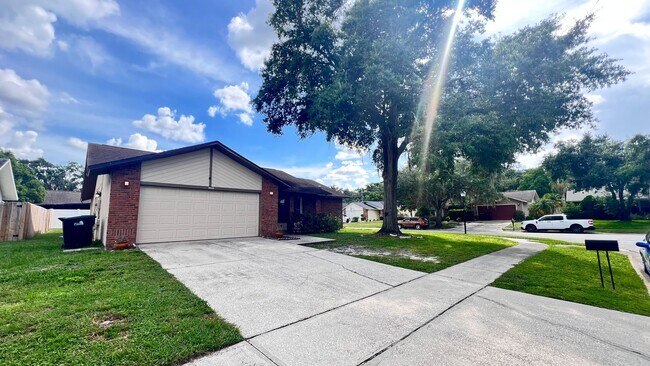 Building Photo - Available on August 8th! Cozy 3 Bed/2 Bath...