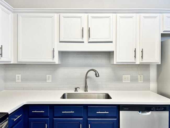Building Photo - UPDATED 1 STORY TOWNHOME!