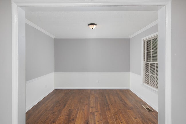 Building Photo - 2624 Excalibur Dr SE