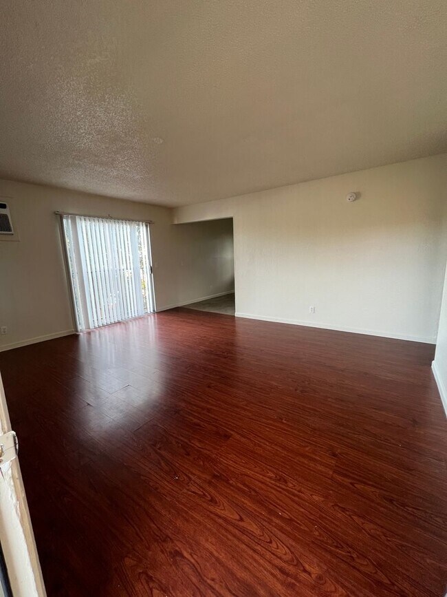 Foto del edificio - 2 BED 1 BATH - UPSTAIRS END UNIT & PET FRI...