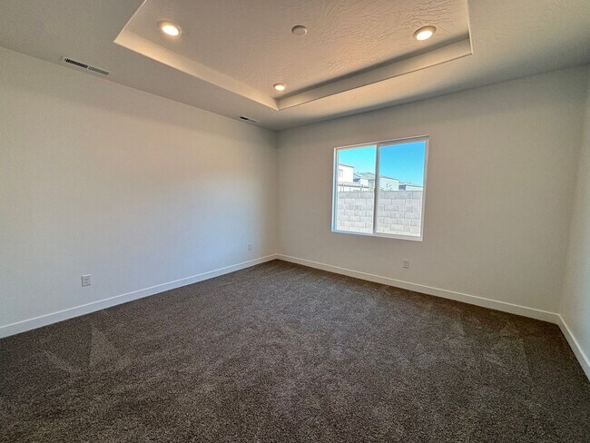 Foto del edificio - Brand New in Long Valley!  HUGE GARAGE!!!