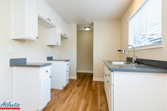 Foto del edificio - 623 Sanders Ave