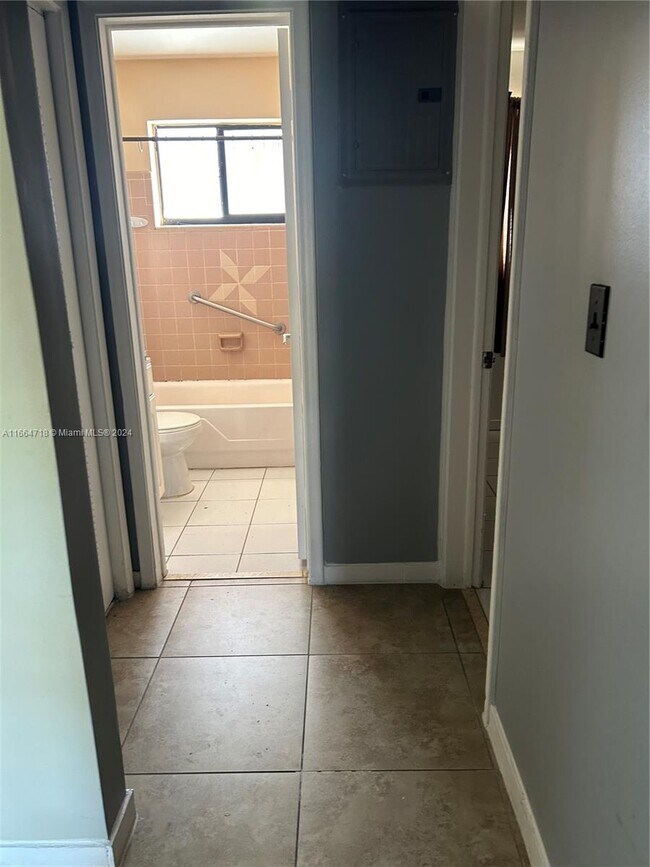 Building Photo - 417 N 57th Ave