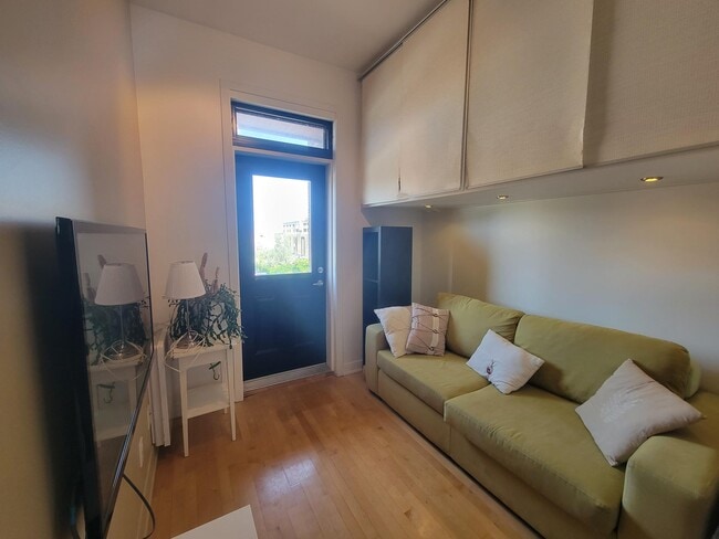 Building Photo - 5560 R. Saint-Denis