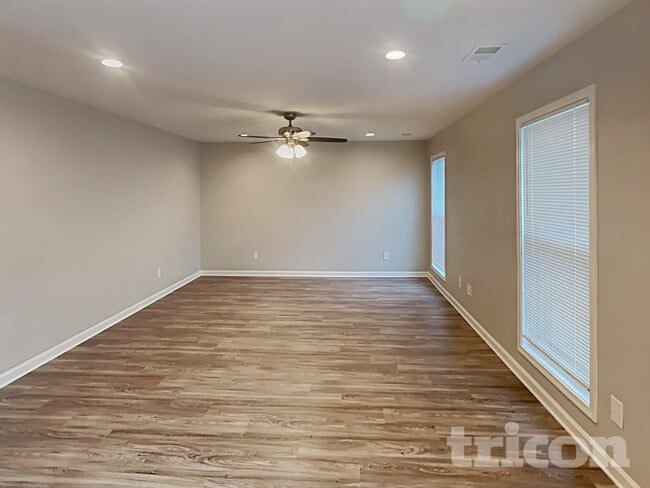 Building Photo - 919 Dovefield Ln