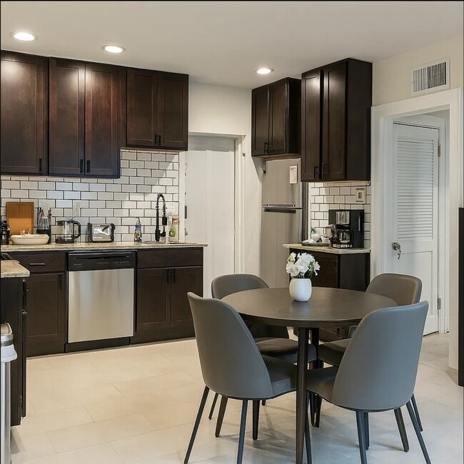 Building Photo - 7012 Forsyth Blvd