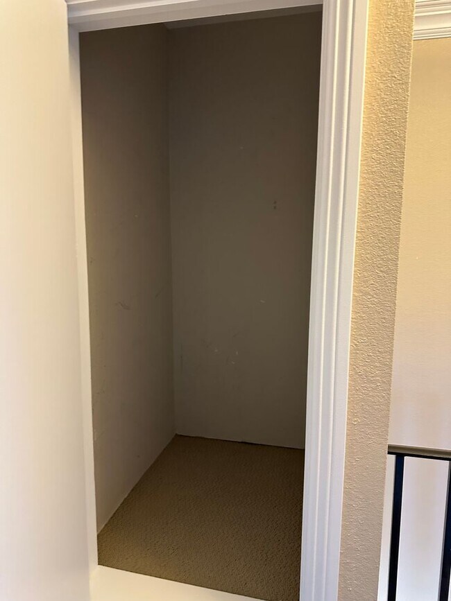 Building Photo - Modern Upstairs Unit Condo with Lots of Su...