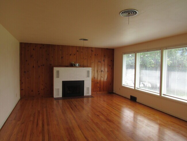 Foto del edificio - 115 Viewcrest Rd