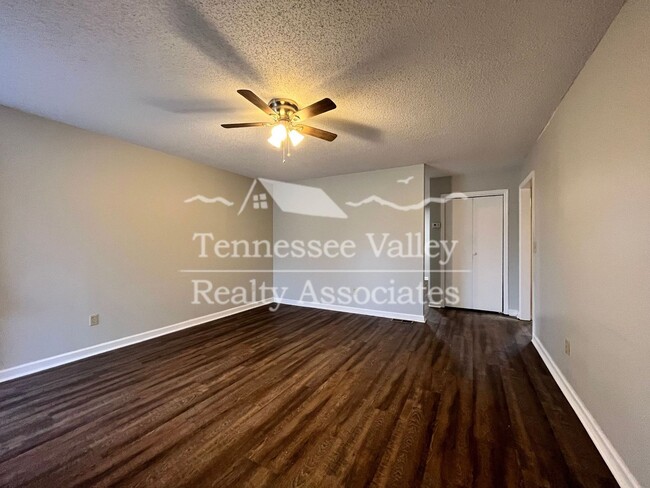 Building Photo - MOVE IN READY! 2 BED/1 BATH duplex in the ...