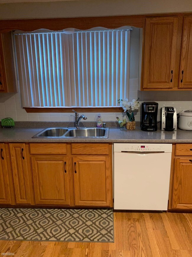 Building Photo - 3 br, 1 bath  - 77 Broad St