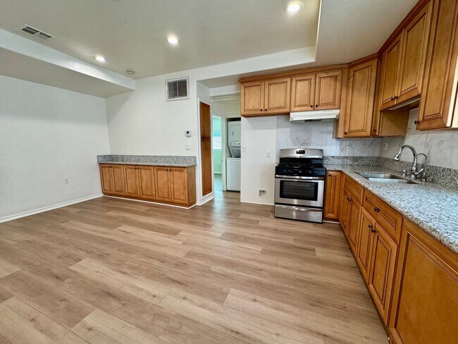 Building Photo - Upgraded 1 bedroom 1 bathroom, Great Glendale Location