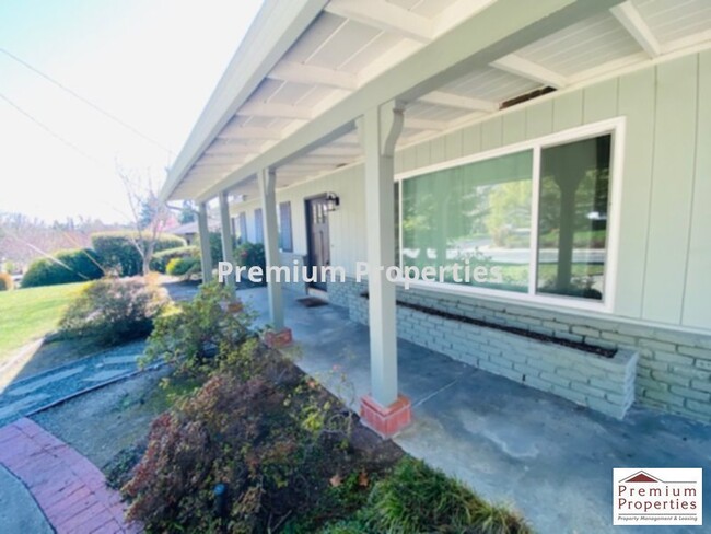 Building Photo - 180 Ivy Dr