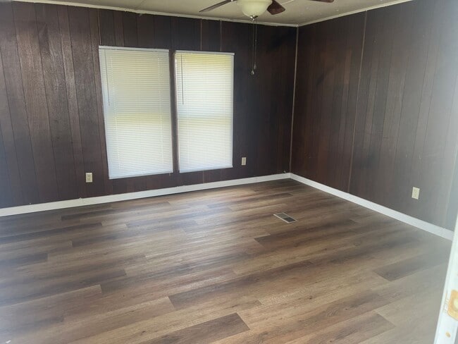 Building Photo - Beautifully Updated 3 bedroom 2 bath home