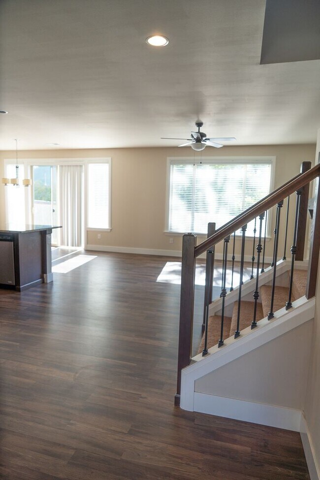 Foto del edificio - UPDATED PRICE-3 Bedroom Home in Millcreek
