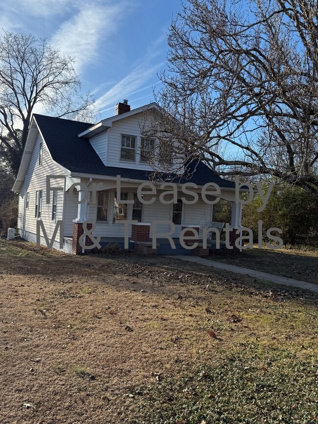 Building Photo - 3915 Old Buckingham Rd.