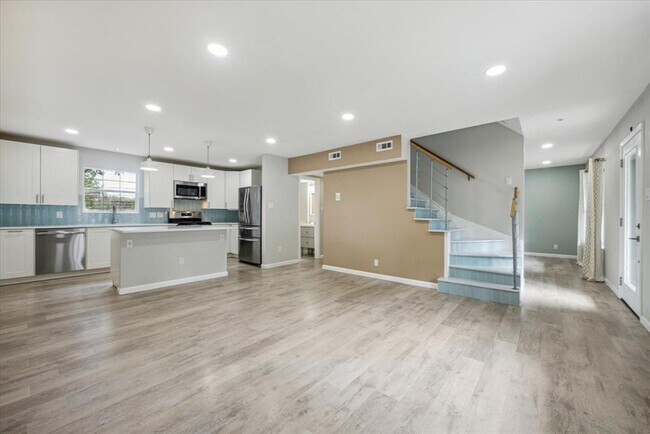 Building Photo - 2118 Vanderbilt Ln