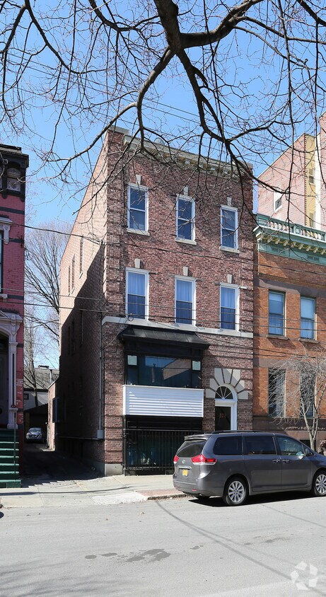 Building Photo - 372 Hudson Ave