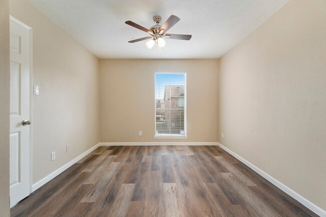 Building Photo - 18800 Egret Bay Blvd