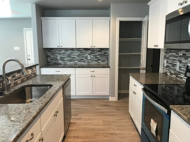 Building Photo - 3/2/2 In Willow Bend!