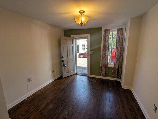 Foto del edificio - Charming two level row house in downtown Frederick available now!