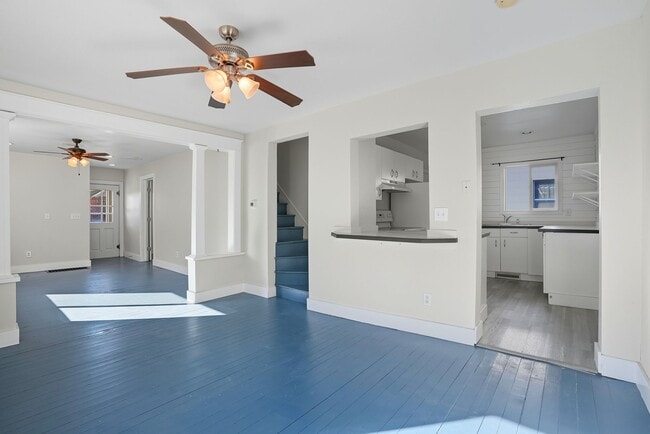 Building Photo - 2409 E Queen Ave