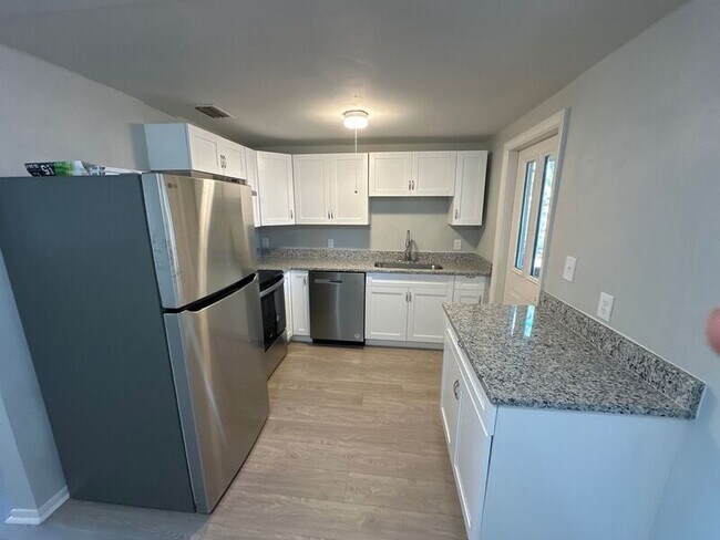 Foto del edificio - 1025 Jadewood Ave