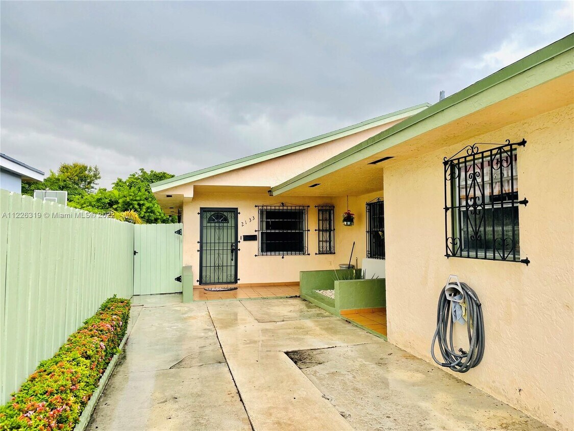 2131 NW 27th St Unit 1, Miami, FL 33142 Room for Rent in Miami, FL