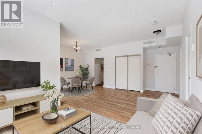 Building Photo - 249 Major Mackenzie Dr E