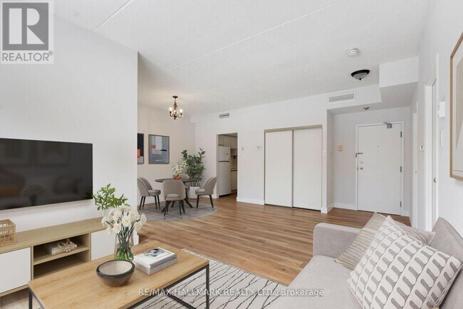 Photo du bâtiment - 249 Major Mackenzie Dr E