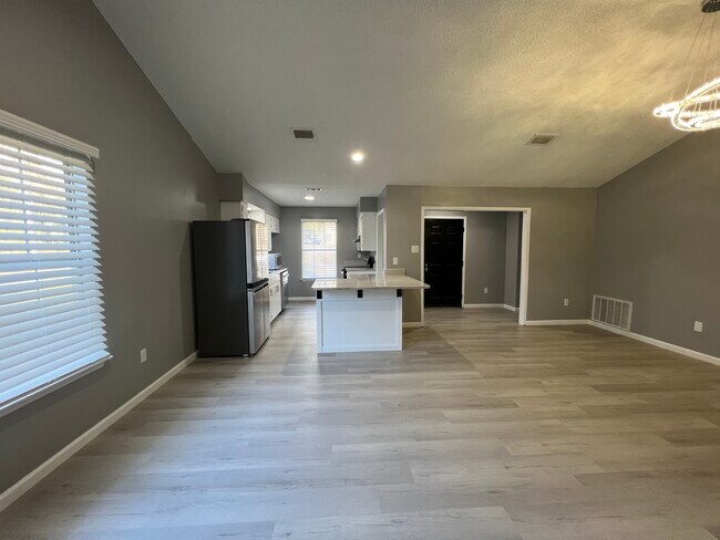 Building Photo - 883 Bonneville Dr