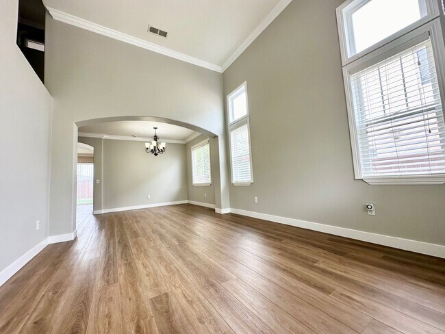 Foto del edificio - Beautiful 5 Bedroom 2 !/2 Bath two story h...